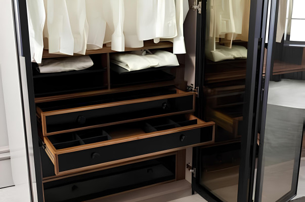 Brauner Kleiderschrank für Schlafzimmer mit Stauraum Glastüren