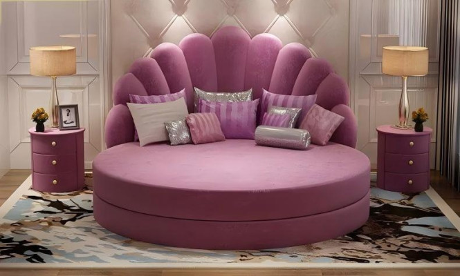 Elegantes Rundbett Weiß Shell Design Polster Lila Silber Modernes Schlafzimmer