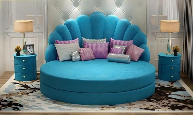 Elegantes Rundbett Weiß Shell Design Polster Lila Silber Modernes Schlafzimmer