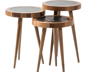 Modische runde Beistelltische in modernem Design auf drei Beinen