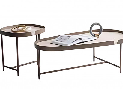 Eleganter Couchtisch mit runder Form und stabilem Metallgestell.