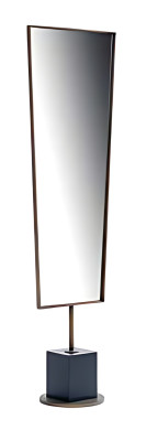 Standspiegel für Umkleide – elegant, stabil und ideal zum Anprobieren.