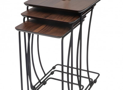 Einfache Beistelltische mit Metallbeinen und sanften Rundungen