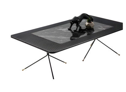 Moderner Couchtisch mit Metallbeinen, rechteckige Form in schwarzer Farbe