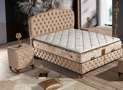 Modernes Beistelltisch aus Holz in Naturfarben