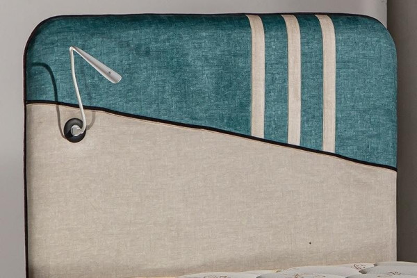 Modernes Bett mit Matratze aus Holz und Textil in Beige