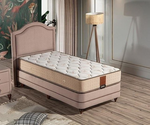 Elegantes Bett mit Matratze aus Holz und Textil in Beigetönen