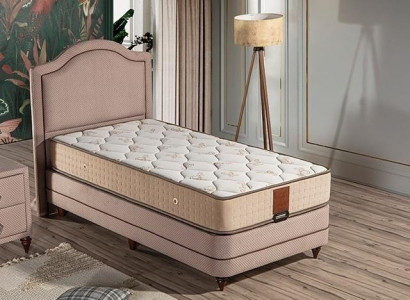 Elegantes Bett mit Matratze aus Holz und Textil in Beigetönen