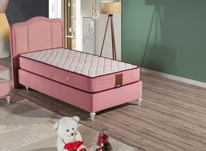 Rosa Bett mit Matratze aus Textil und Holz für Kinder-