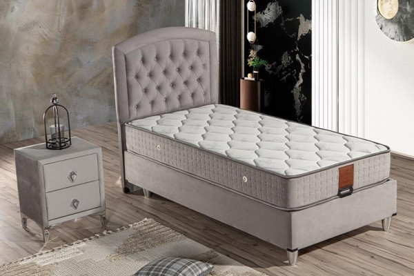 Elegantes graues Bett mit Matratze aus Textil und Edelstahl