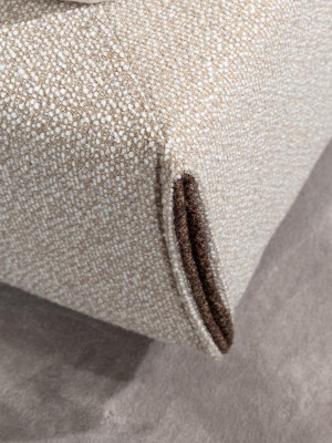 Hochwertiges braunes Bett aus Holz und Textil im eleganten Design