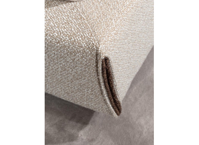 Hochwertiges braunes Bett aus Holz und Textil im eleganten Design