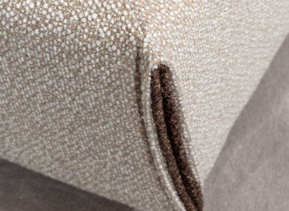 Hochwertiges braunes Bett aus Holz und Textil im eleganten Design