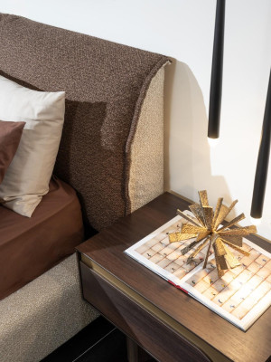 Elegantes Schlafzimmer Set Braun Holz Textil mit Bett und Nachttischen