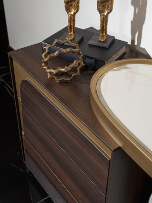 Eleganter brauner Schminktisch aus Holz mit Spiegel und modernem