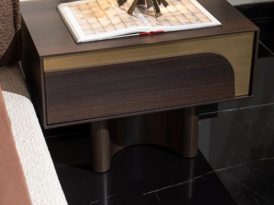Moderner Nachttisch aus Holz in Braun