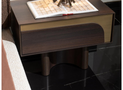 Moderner Nachttisch aus Holz in Braun