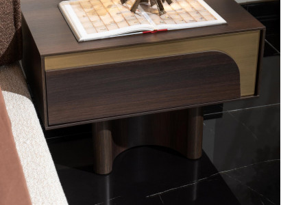 Moderner Nachttisch aus Holz in Braun