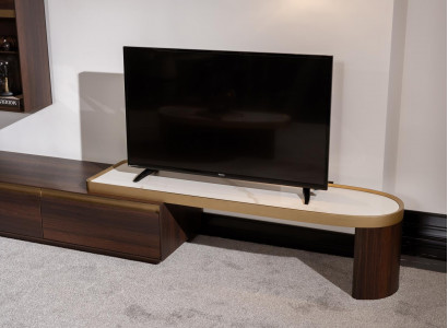 Moderner TV-Ständer aus Holz in Braun für Wohnzimmer