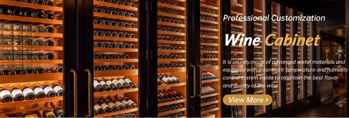 Elegantes Weinregal aus Goldfarbenem Metall für stilvolle Weinlagerung