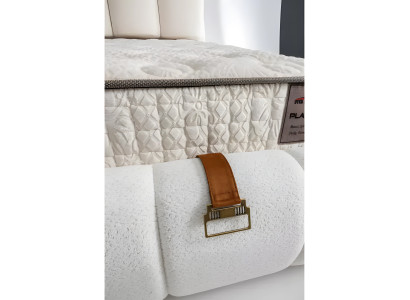 Elegantes weißes Bett mit Matratze in modernem Design