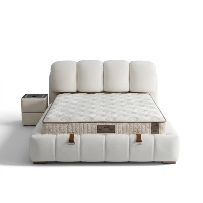 Elegantes weißes Bett mit Matratze in modernem Design