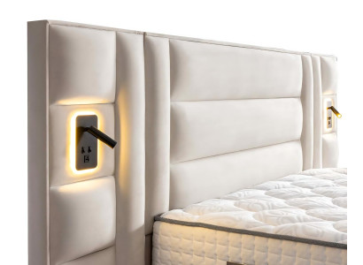 Elegantes weißes Bett mit Matratze aus Textil und Holz