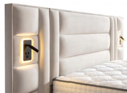 Elegantes weißes Bett mit Matratze aus Textil und Holz