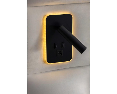 Elegantes weißes Bett mit Matratze aus Textil und Holz