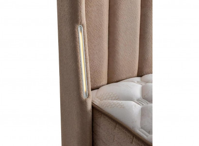 Elegantes braunes Bett mit Matratze aus Textil und Holz