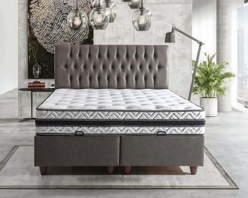 Die weiche Kontur des Bett mit Matratze schafft eine sanfte Atmosphäre.