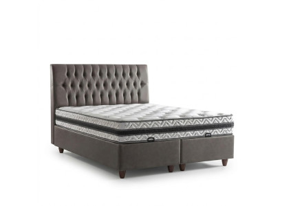 Die weiche Kontur des Bett mit Matratze schafft eine sanfte Atmosphäre.