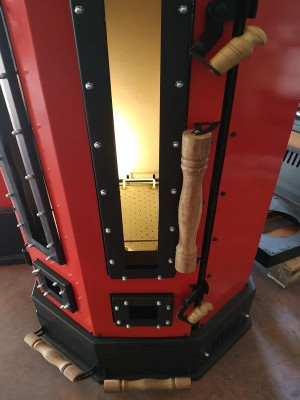 Roter Gartenofen aus Edelstahl mit Glas, stilvoll und langlebig