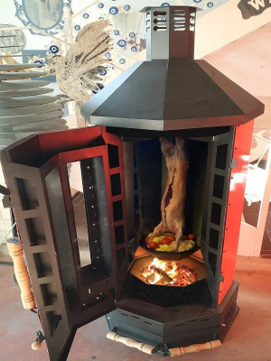 Roter Gartenofen aus Edelstahl mit Glas, stilvoll und langlebig