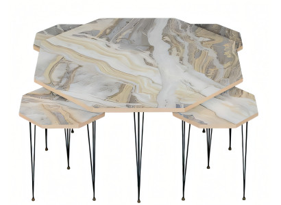 Moderner Holz-Couchtisch mit bunten Beistelltischen in Mehrfarbig