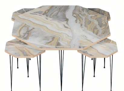 Moderner Holz-Couchtisch mit bunten Beistelltischen in Mehrfarbig