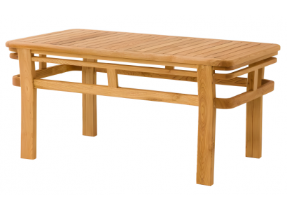 Holztisch in warmem Braun im eleganten Design