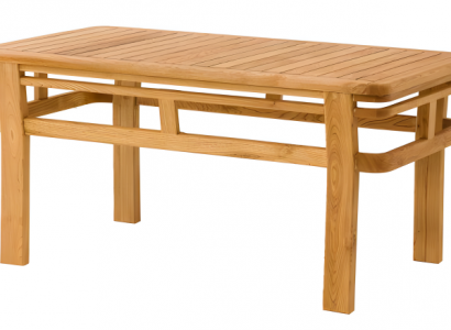 Holztisch in warmem Braun im eleganten Design