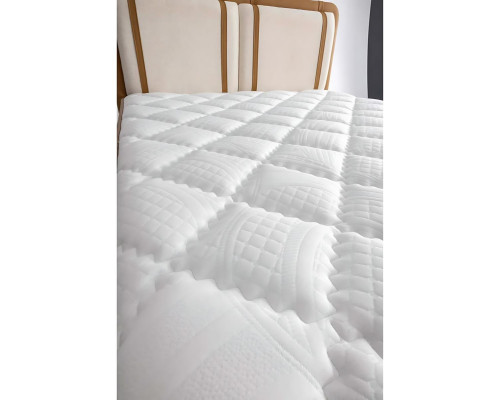 Klare und neutrale Farben machen Bett mit Matratze vielseitig einsetzbar.