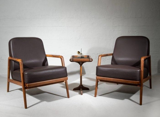  Design-Akkzent: Sessel in Trendfarbe mit schlichtem Holzrahmen neu
