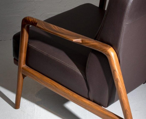  Design-Akkzent: Sessel in Trendfarbe mit schlichtem Holzrahmen neu