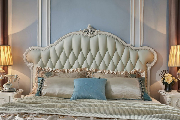 Elegantes Chesterfield-Bett Klassischer Stil mit passenden Nachttischen