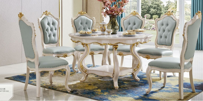 Hellblaue Klassische Esszimmerambiente Runder Holztisch mit x6 Chesterfield Lehnstühlen