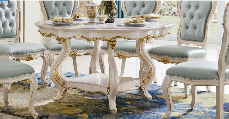 Hellblaue Klassische Esszimmerambiente Runder Holztisch mit x6 Chesterfield Lehnstühlen