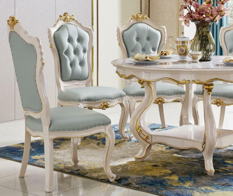 Hellblaue Klassische Esszimmerambiente Runder Holztisch mit x6 Chesterfield Lehnstühlen