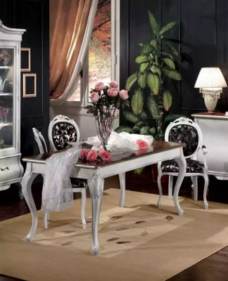 Klassische Esszimmer Möbel Esstisch 4x Stühle Sideboard Vitrine Luxus