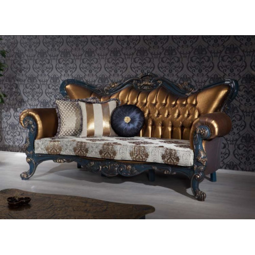 Exquisites Sofa im klassischen Stil mit goldenen Elementen für das Wohnzimmer