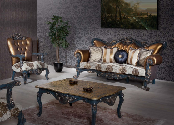 Exquisites Sofa im klassischen Stil mit goldenen Elementen für das Wohnzimmer