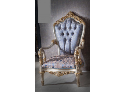Luxuriöser Sessel im klassischen Stil für das Wohnzimmer mit goldenen dekorativen Mustern