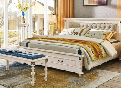 Edles Doppelbett mit luxuriösem Holzdesign und gepolstertem Kopfteil